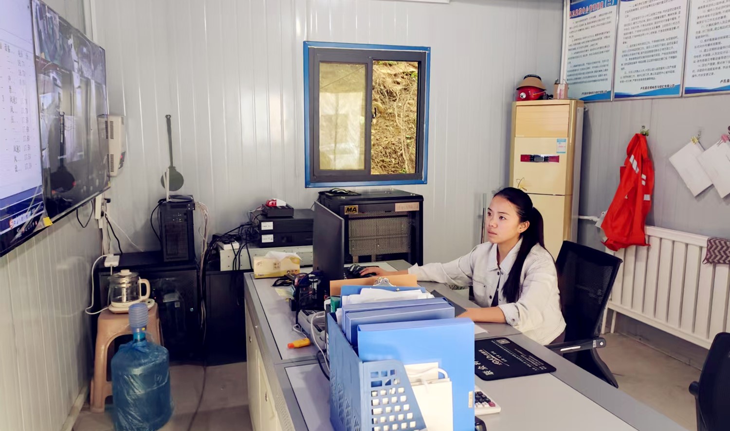 坚守安全防线,绽放巾帼风采|记西沟铁矿安全监控员黄春玲